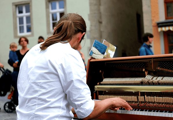El aprendizaje de piano mejora el cerebro - The Music Site
