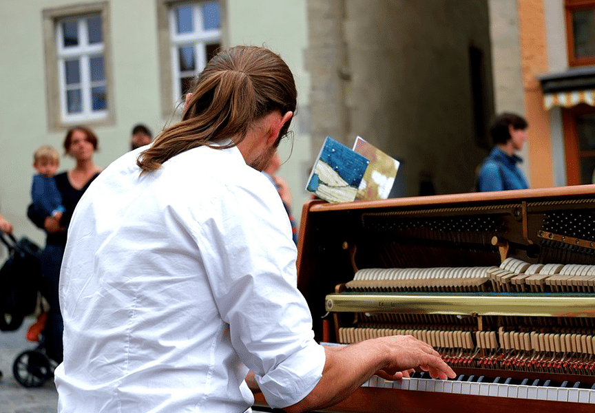 El aprendizaje de piano mejora el cerebro - The Music Site