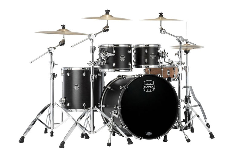 Mapex Saturn SR529XFB Satin Black, cuatro cascos. Redoblante marrón, platillos, pedales y atriles de ambientación no incluidos.