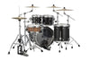 Mapex Saturn SR529XFB Satin Black, cuatro cascos. Redoblante marrón, platillos, pedales y atriles de ambientación no incluidos.