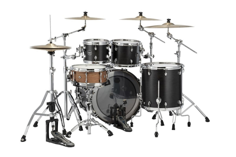 Mapex Saturn SR529XFB Satin Black, cuatro cascos. Redoblante marrón, platillos, pedales y atriles de ambientación no incluidos.