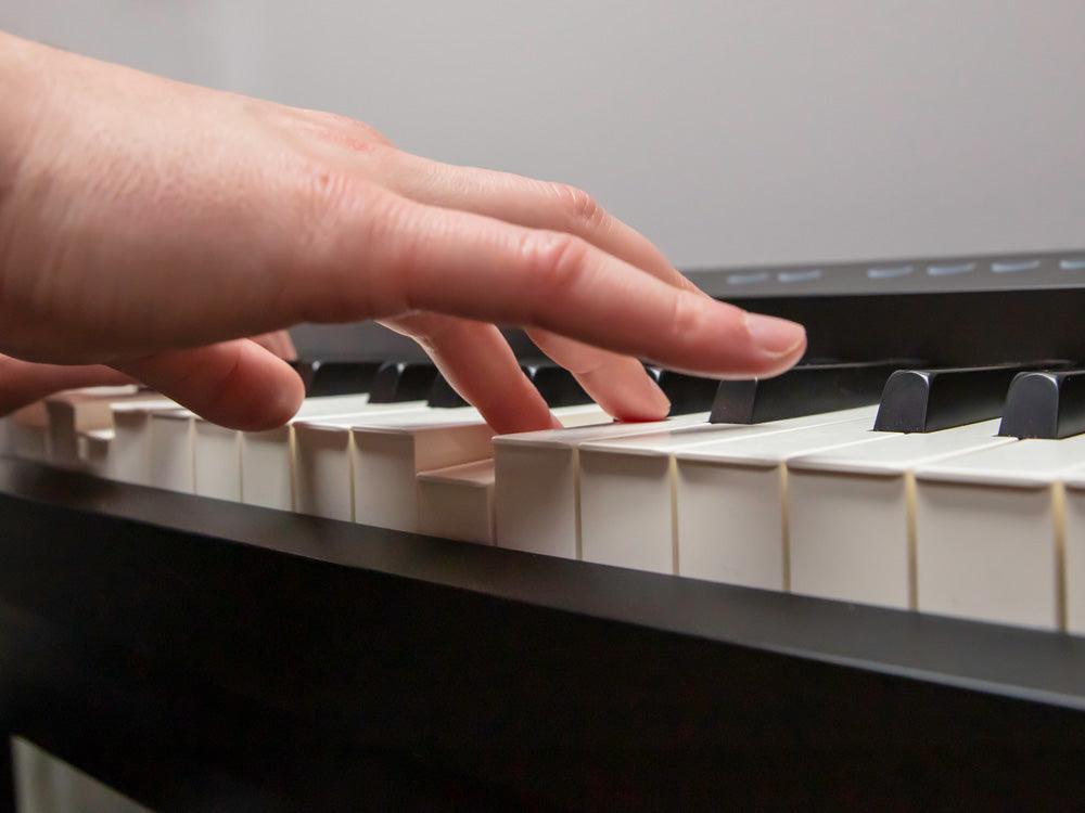 PIANO DIGITAL ROLAND FP-E50-BK - The Music Site