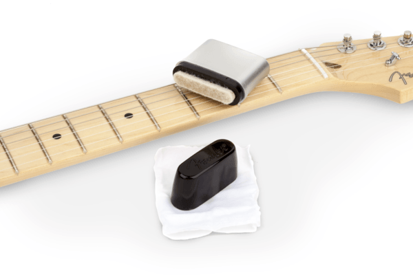 Limpiador Fender de cuerdas Speed Slick Guitar String Cleaner, Black/Silver - The Music Site